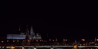 克里姆林宫堤岸的夜景。莫斯科,俄罗斯