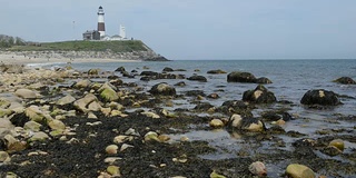 海岸场景与蒙托克灯塔在大西洋，长岛，纽约，高清格式