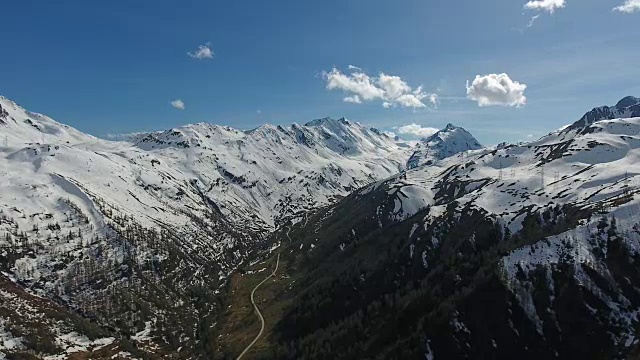 鸟瞰图在瑞士阿尔卑斯雪山