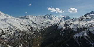 鸟瞰图在瑞士阿尔卑斯雪山