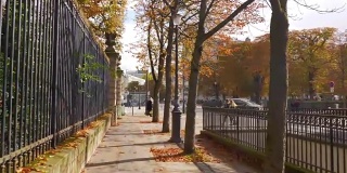 漫步在巴黎宁静的街道上，欣赏秋景