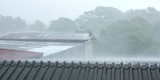 屋顶上有暴雨