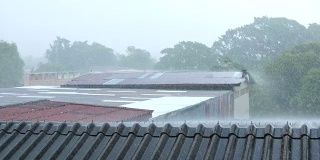 屋顶上有暴雨