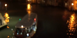 运河夜景。意大利的威尼斯