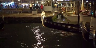 运河夜景。意大利的威尼斯