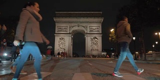 傍晚巴黎人行横道上的人们，可以看到凯旋门