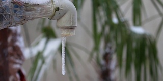 冷冻水管道。雪和冰