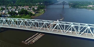 俄亥俄河上的高角度立交桥煤驳船