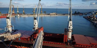 海港筒仓码头散货船通过干线装载粮食作物到开货舱的时间间隔。谷物散货转船。农产品运输