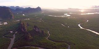 令人惊叹的红树林和山脉在安达曼海，攀雅湾，泰国，航拍视频