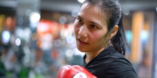 SLO MO亚洲女性在健身房练习泰拳。