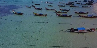 鸟瞰图的热带海滩，长尾船和岩石海岸与清澈的绿松石水在泰国岛，日出海滩，Koh Lipe，萨顿，泰国