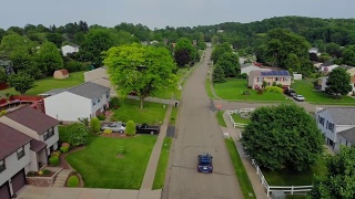 鸟瞰图在宾夕法尼亚州住宅区行驶的汽车视频素材模板下载