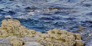 意大利海岸上的大石头伴随着海浪