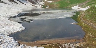 布兰奇诺湖是阿尔卑斯山春季的一个天然湖泊。Orobie阿尔卑斯山脉。意大利阿尔卑斯山。伦巴第。意大利