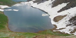 布兰奇诺湖是阿尔卑斯山春季的一个天然湖泊。Orobie阿尔卑斯山脉。意大利阿尔卑斯山。伦巴第。意大利