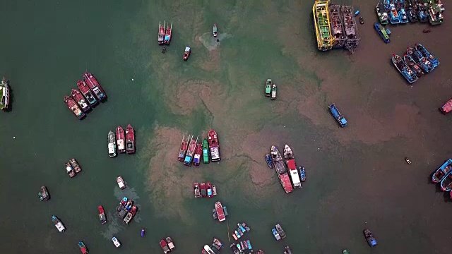 越南下龙湾的彩色渔船鸟瞰图