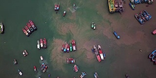 越南下龙湾的彩色渔船鸟瞰图
