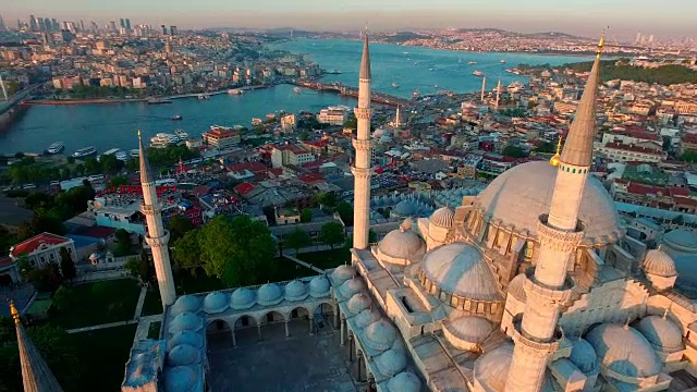 土耳其金角市伊斯坦布尔上空的神秘清真寺鸟瞰图。