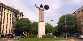 密涅瓦的雕像在帕维亚一个环形路口的中央
