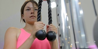 一个强壮的年轻女子在健身房锻炼