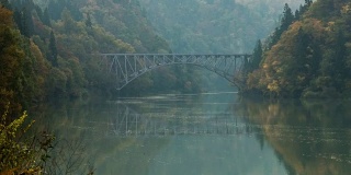 Time-lapse: Daiichi Kyouryou First Bridge view with Red Leave Landscape，三岛，福岛