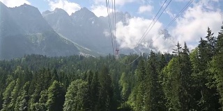 在德国阿尔卑斯山脉上乘坐缆车