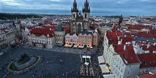 电影倾斜:行人拥挤在布拉格老城广场捷克共和国日落