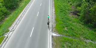 两个骑自行车的人在高速公路上。鸟瞰图