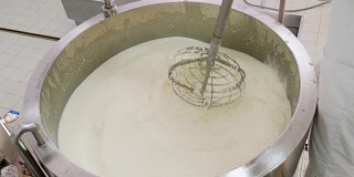 奶酪制造厂-混合牛奶