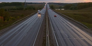 高速公路上的车在黄昏，延时，4k