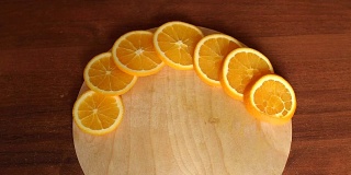 木桌上多汁的橙子片的特写。