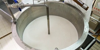 混合牛奶-在奶酪制造厂工作