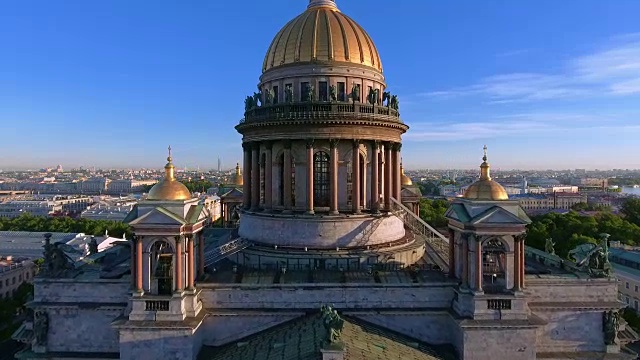 航拍的细节圣艾萨克大教堂在圣彼得堡，俄罗斯在一个多云的晚上