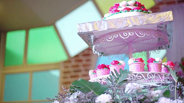 漂亮的婚礼纸杯蛋糕在盘子架上。