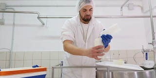 制作乳清干酪-填充模具-日记奶酪工厂