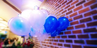 用蓝色和白色的气球装饰婚礼。