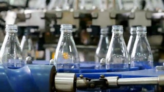 玻璃瓶装水自动生产线。玻璃瓶装药草饮料。饮用水和饮料的生产。视频素材模板下载