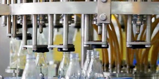玻璃瓶装水自动生产线。玻璃瓶装药草饮料。饮用水和饮料的生产。