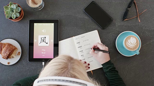 女人用外语学习中文手机应用程序