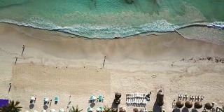 在加勒比海清澈的海水沙滩上爆发的波浪。