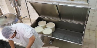 日记奶酪工厂-操作员检查奶酪模具