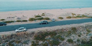 鸟瞰图汽车在海滩上行驶