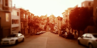 旧金山大街沐浴在柔和的金色灯光下