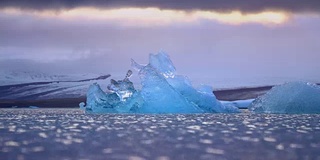 冰岛的冰和海。来自Jokulsarlon冰川的冰山