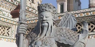 手持式特写镜头:卧龙寺的中国武士石雕