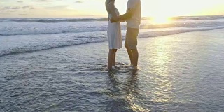 日落海滩上的夫妇