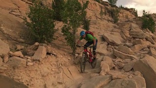 一个年轻的白人男性山地自行车视频素材模板下载