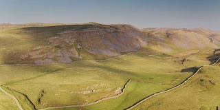 起伏的丘陵和石灰岩悬崖在约克郡山谷-无人机拍摄