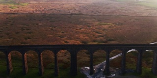 无人机飞行接近日落时的里布尔海德高架桥